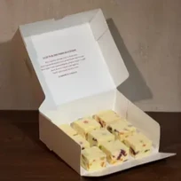 Cutie ciocolata cu merișoare și portocală confiată