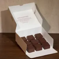 Cutie ciocolată de casă cu rom și arahide