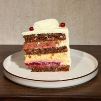 Tort Carrot Cake cu coacăze roșii - felie